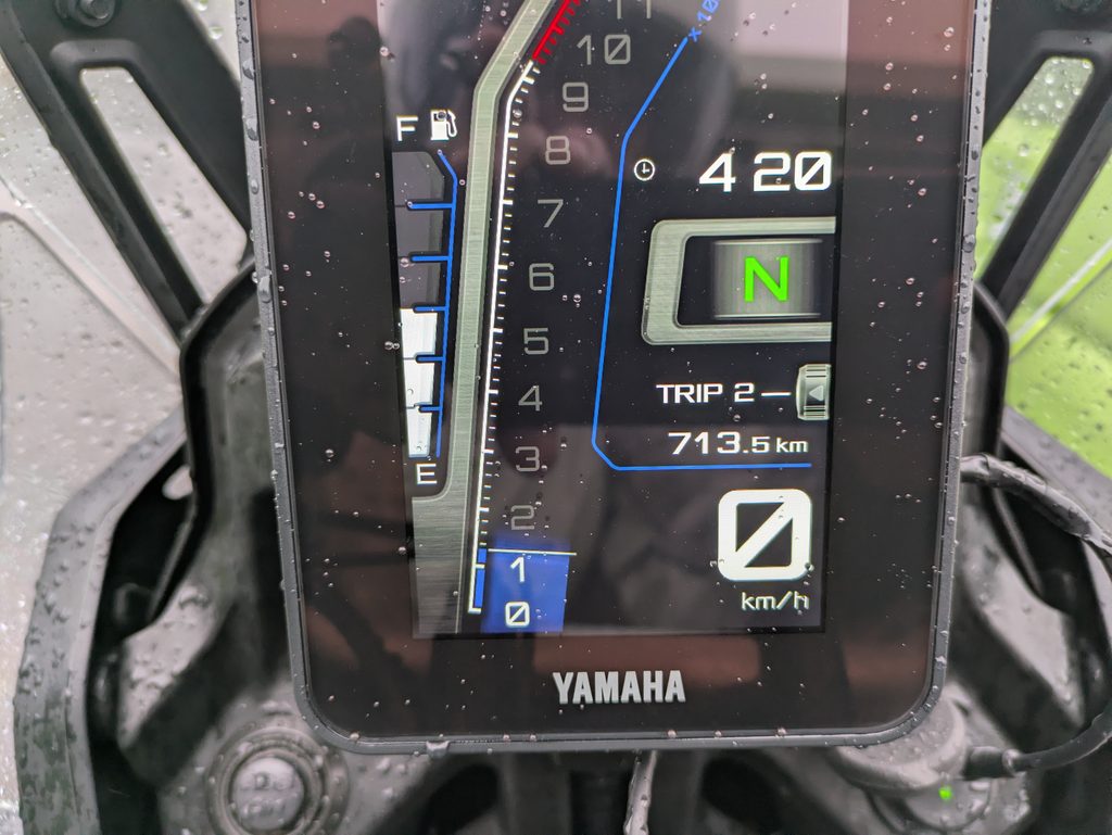TENERE700のメーターに表示された713.5kmのトリップメーター