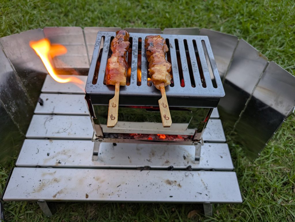 焼き鳥を焼いている様子